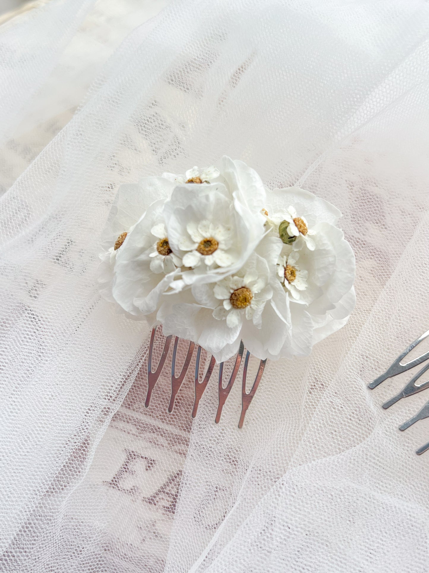Dried Daisy Headpiece for Wedding with Preserved Hydrangeas