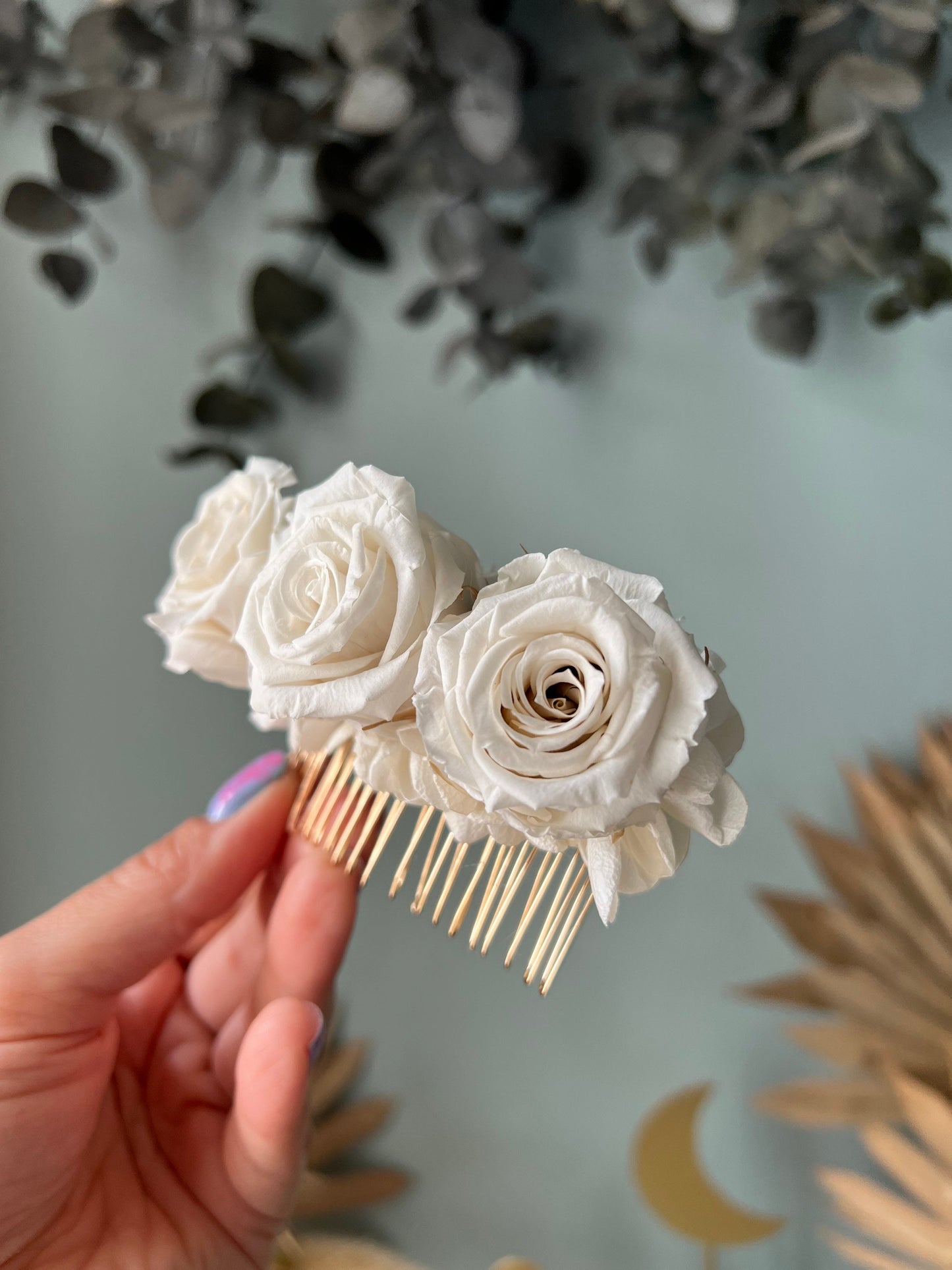 Ivory White Bridal Rose Hair Comb, Preserved Roses Wedding Hair Piece, Boho Bridal Dried Flower Comb, Minimal Elegant Hair Piece in Gold